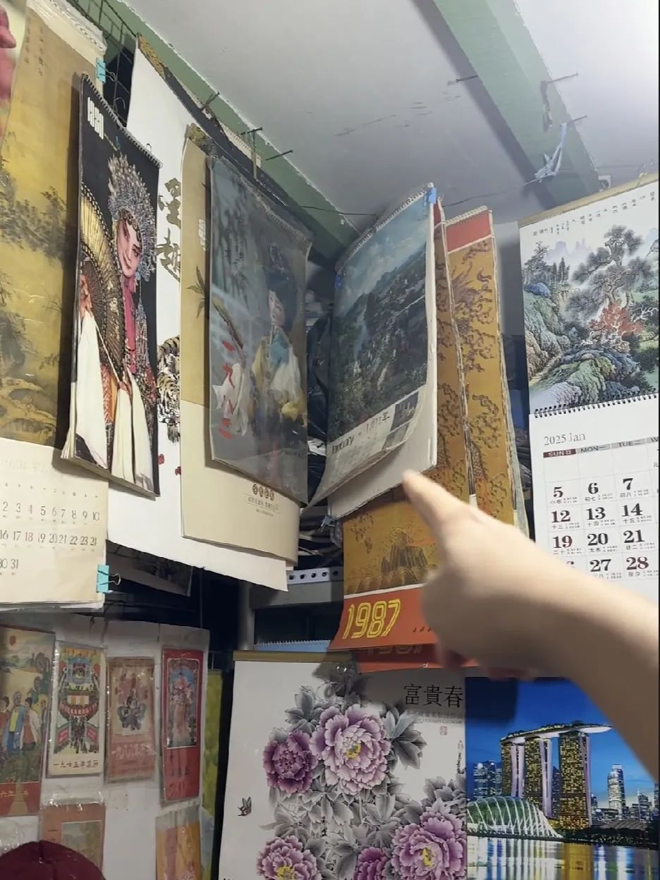 78岁店主坚守，“北京最后一家挂历店”
