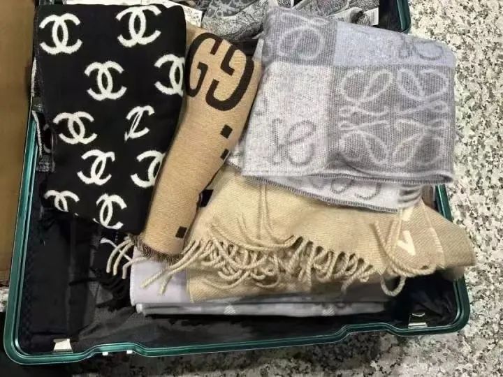 海关查走私品,发现一张离谱的符,上面写着…… 海关查走私品,发现一张离谱的符,上面写着……