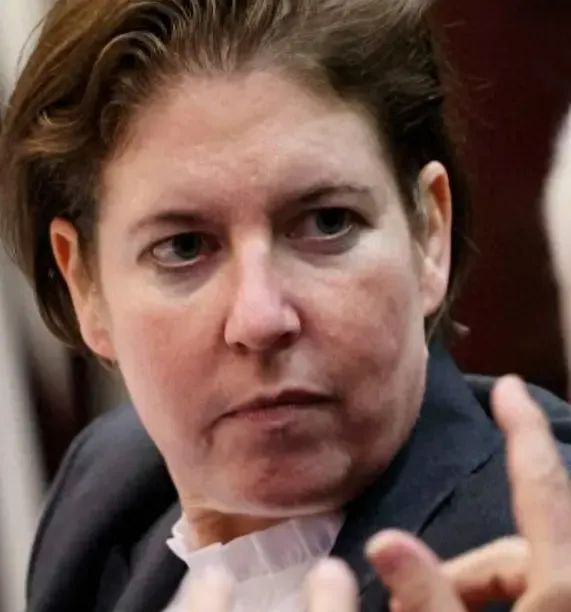 男子爬进行李箱，女友将拉链拉上后去睡觉致其死亡