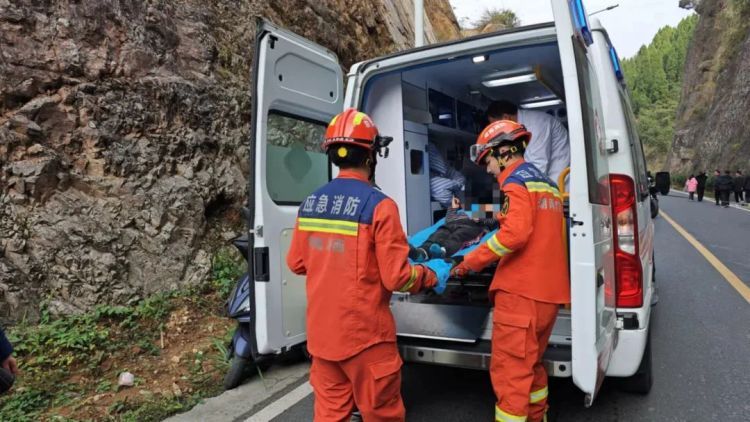 湘西6岁男孩滑下40米高悬崖,找到时……救援人员惊呆! 湘西6岁男孩滑下40米高悬崖,找到时……救援人员惊呆!