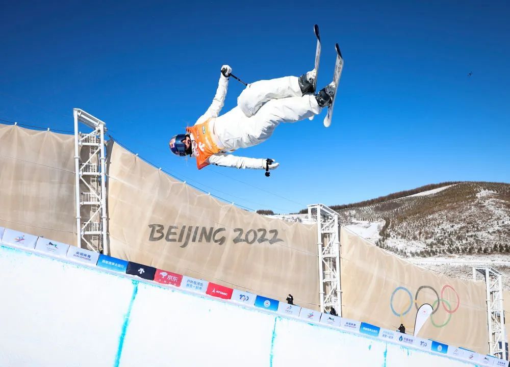 谷爱凌摔倒了…… 谷爱凌摔倒了……