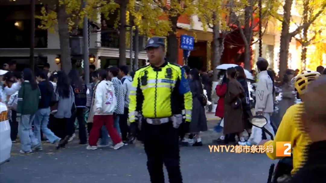 太火了！昆明这条冬日限定网红大街上线！网友：一百米走了40分钟！