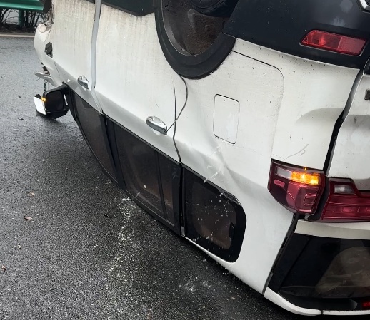 小车高速失控翻车，记者和路人展开生死救援