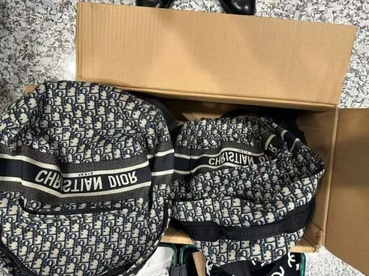 海关查走私品,发现一张离谱的符,上面写着…… 海关查走私品,发现一张离谱的符,上面写着……