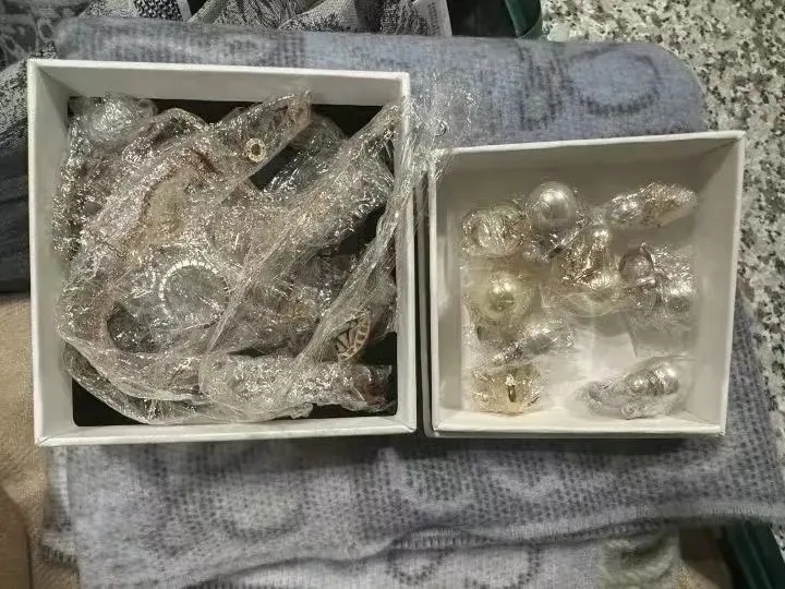 无语！一对男女带超量奢侈品入境，还做了张“海关全瞎符”……