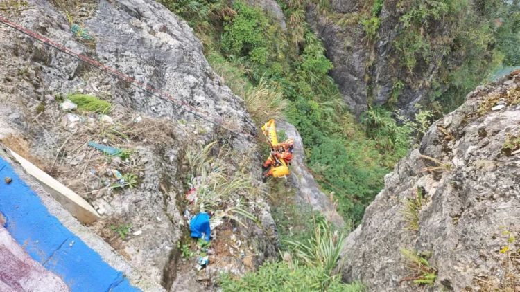 湘西6岁男孩滑下40米高悬崖,找到时……救援人员惊呆! 湘西6岁男孩滑下40米高悬崖,找到时……救援人员惊呆!