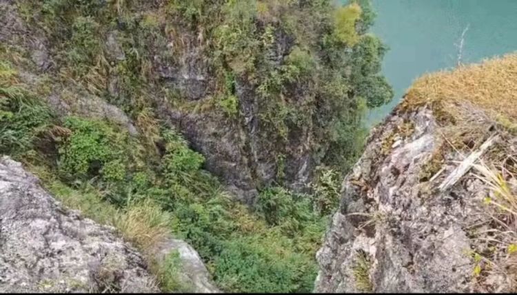 湘西6岁男孩滑下40米高悬崖,找到时……救援人员惊呆! 湘西6岁男孩滑下40米高悬崖,找到时……救援人员惊呆!