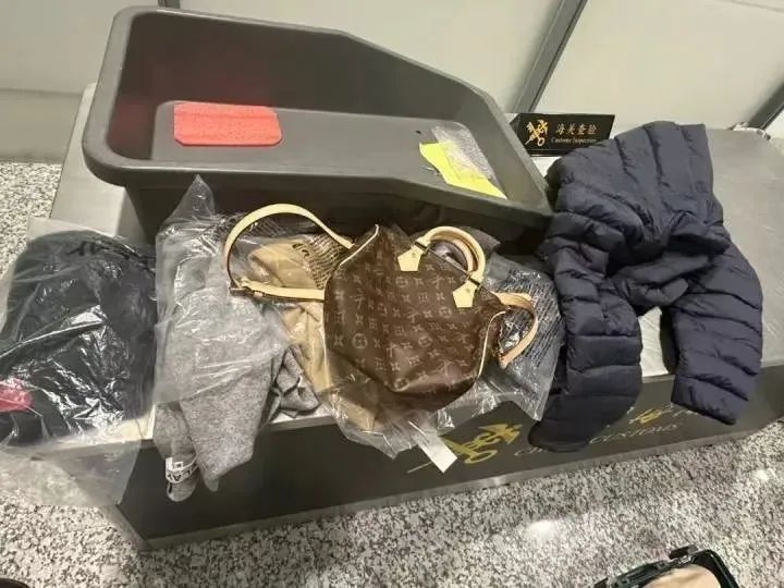 无语！一对男女带超量奢侈品入境，还做了张“海关全瞎符”……
