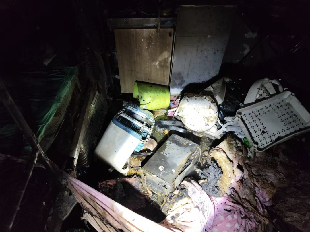 凌晨突发，北京一室内起火致1死4伤，又是因为……