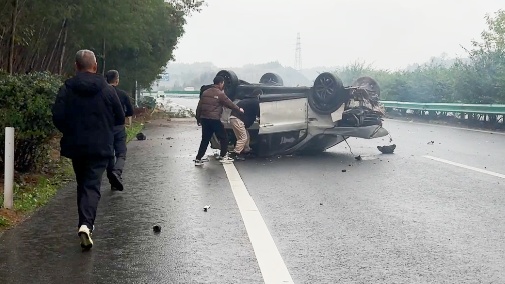 小车高速失控翻车，记者和路人展开生死救援