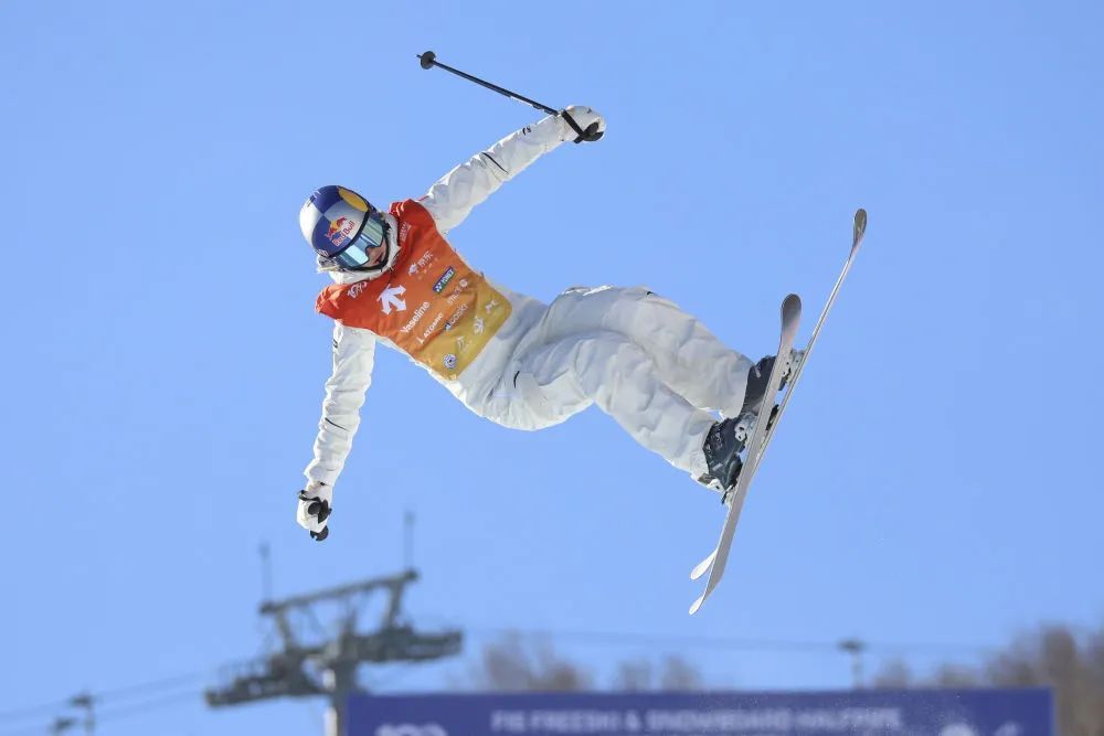 谷爱凌摔倒了…… 谷爱凌摔倒了……