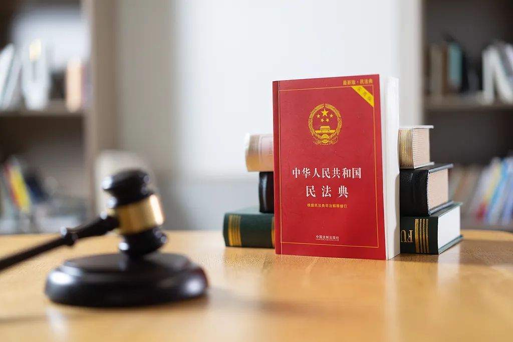 孩子懵了！父亲去世留72万元，被亲戚花光！网友：这钱也有脸挥霍？
