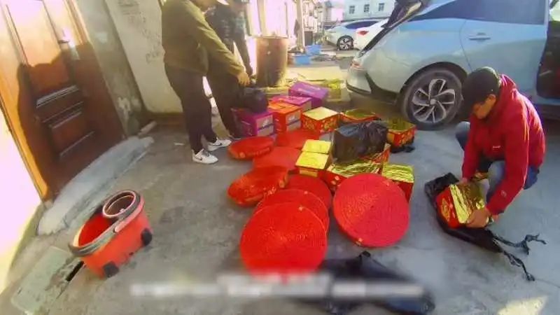 存在巨大安全隐患！男子为赚一笔竟非法售卖，家里囤了300多箱……上海警方出手
