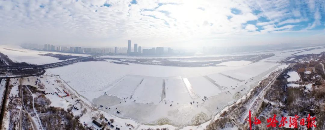 采冰全面展开!哈尔滨冰雪大世界建设加速 采冰全面展开!哈尔滨冰雪大世界建设加速