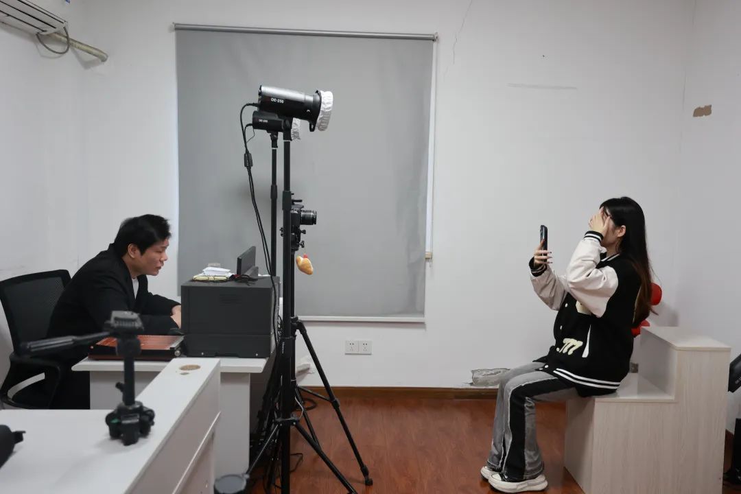 他拍的证件照片,怎么这么好看! 他拍的证件照片,怎么这么好看!