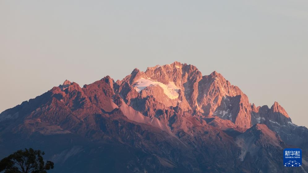 丽江晨曲：玉龙映朝晖