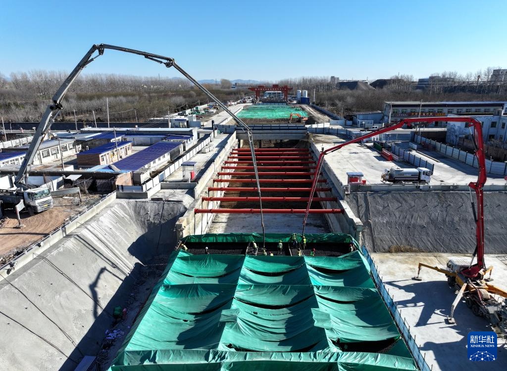 北京轨道交通22号线河北段高楼站主体结构封顶