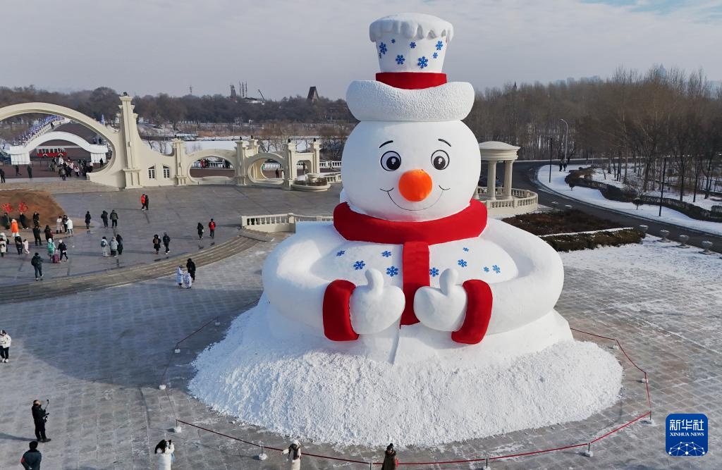 哈尔滨今冬第一个大雪人微笑亮相