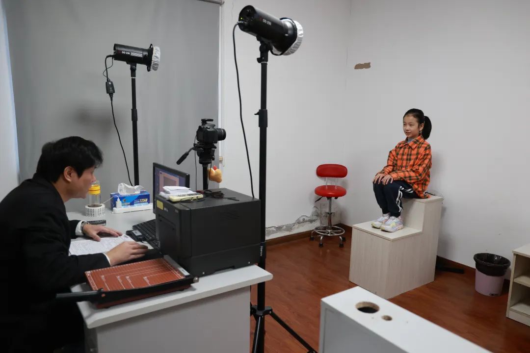 他拍的证件照片,怎么这么好看! 他拍的证件照片,怎么这么好看!