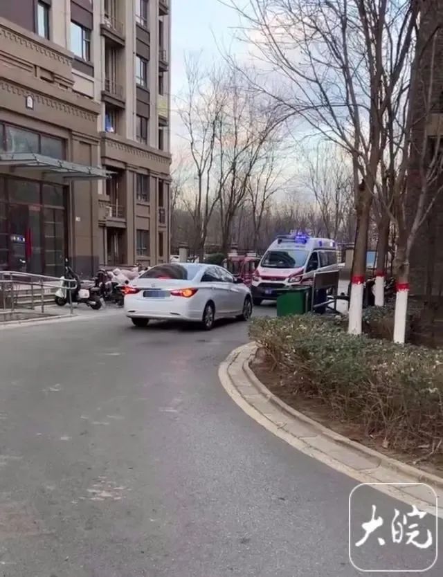 私家车逼退救护车，致送医患者死亡？警方通报：车主被行政拘留