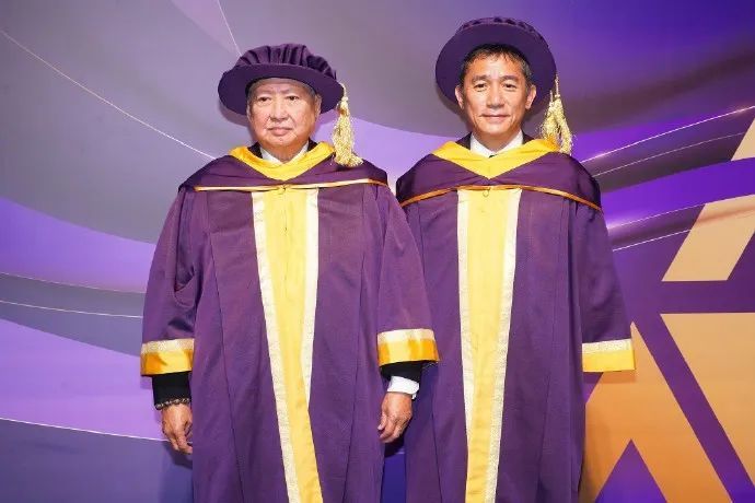 洪金宝、梁朝伟荣获博士学位！全家上阵领奖