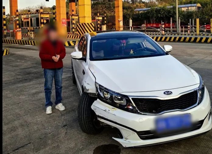打了个盹，砰！驾驶人吓懵：“我还撞了车？”