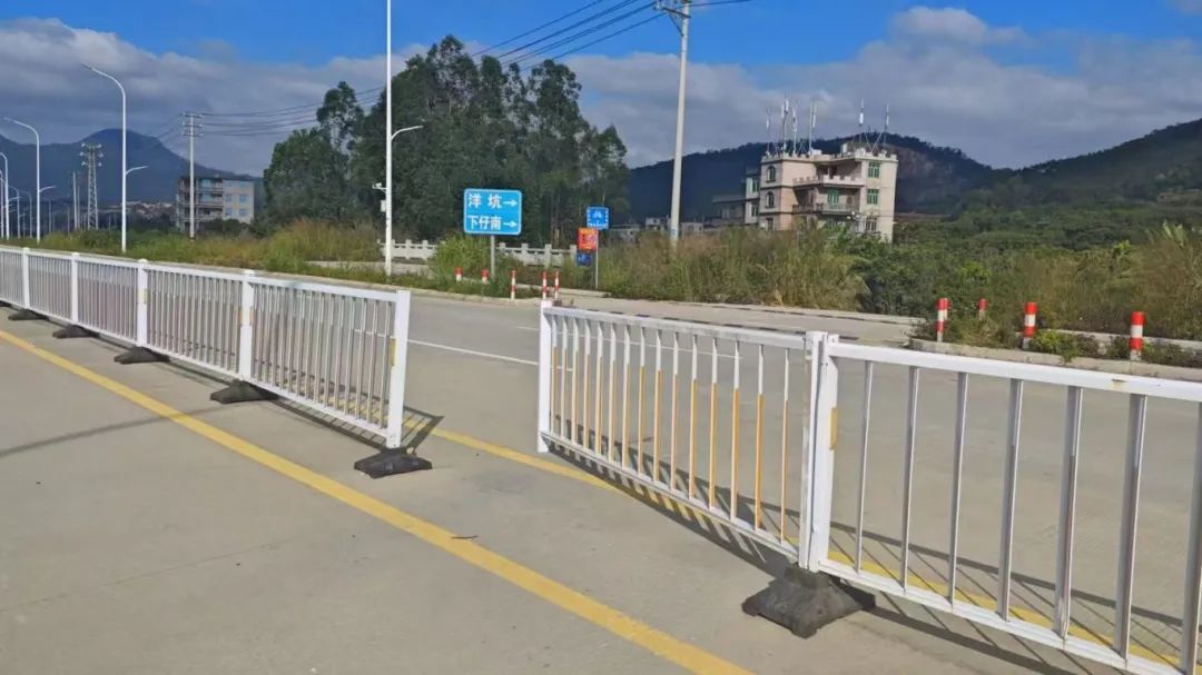“手撕护栏”神操作!这名老伯摊上事了…… “手撕护栏”神操作!这名老伯摊上事了……