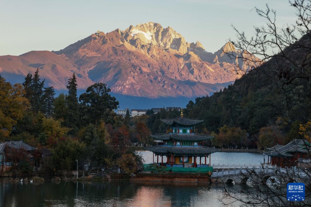 丽江晨曲：玉龙映朝晖