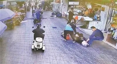 老人摔倒瞬间，广东省韶关市退役军人迅速上前——关键时刻伸出“救命一脚”