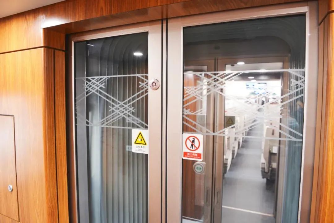 高铁座椅上的“犄角”有什么用?真不是挂包的! 高铁座椅上的“犄角”有什么用?真不是挂包的!