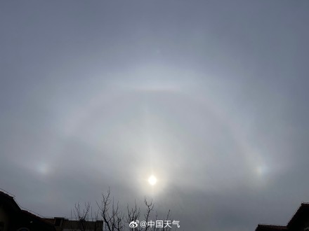 北京天空出现三个太阳