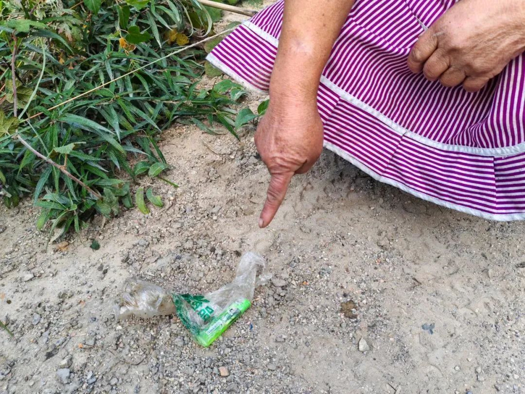 冲上热搜！大妈为捡塑料瓶卖钱，竟放火烧山，咋想的？