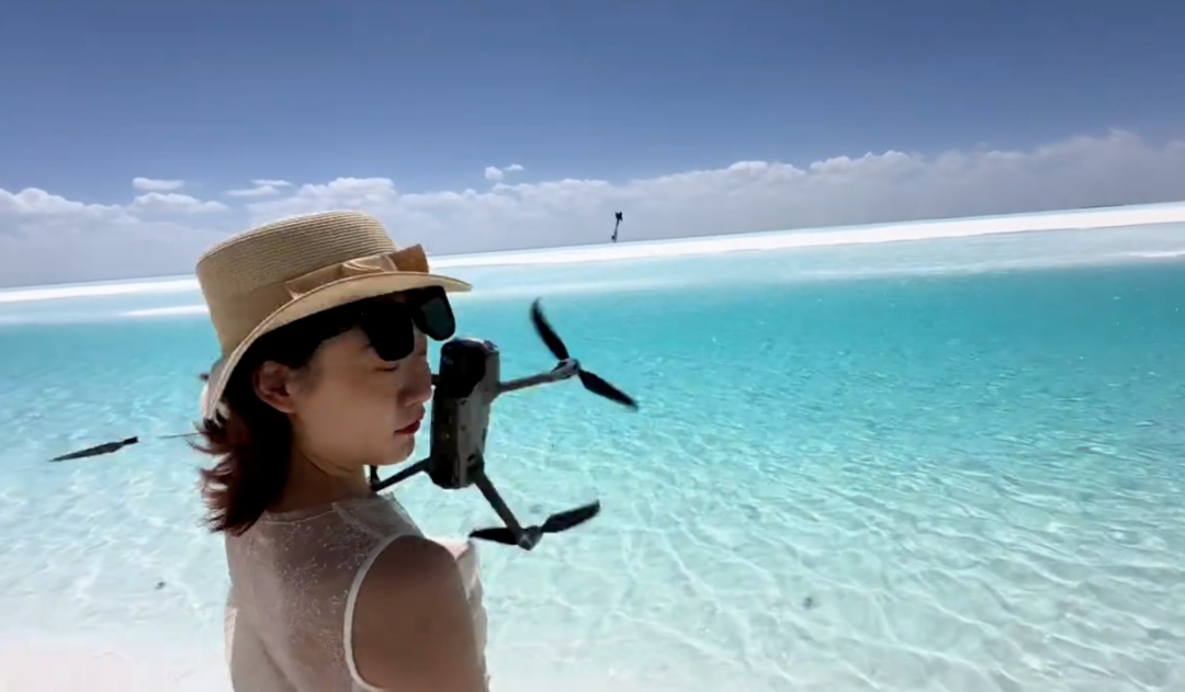 女子出游拍照 惨遭无人机撞脸