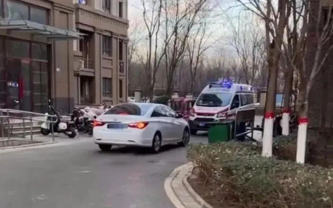 私家车不让救护车致送医老人离世？司机是否担责？律师解读来了→