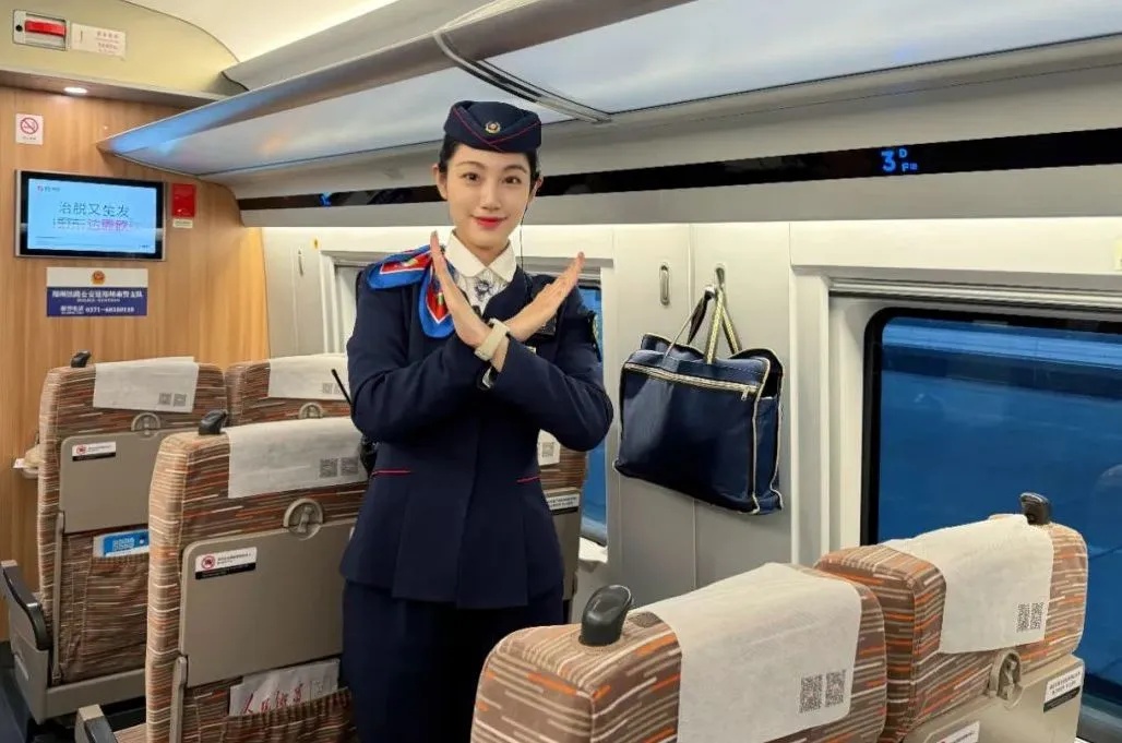 高铁座椅上的“犄角”有什么用?真不是挂包的! 高铁座椅上的“犄角”有什么用?真不是挂包的!