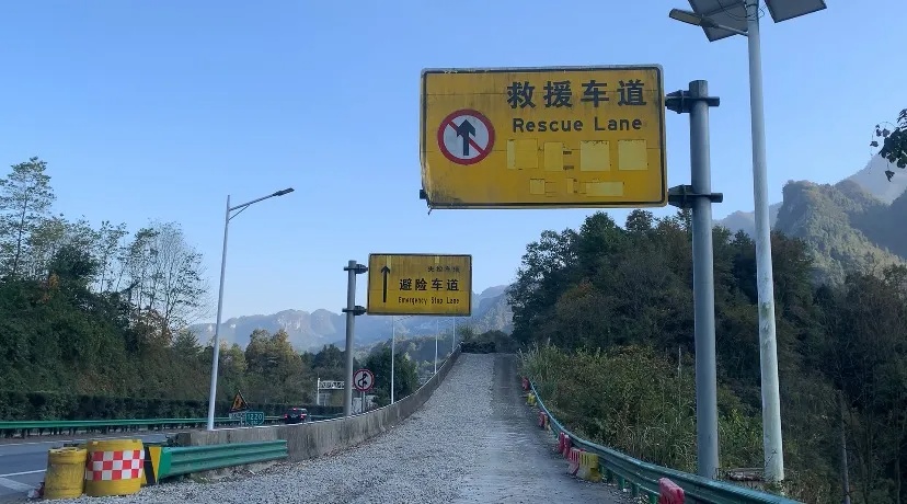 货车刹车失灵致4车连撞！幸好司机做了这个动作……