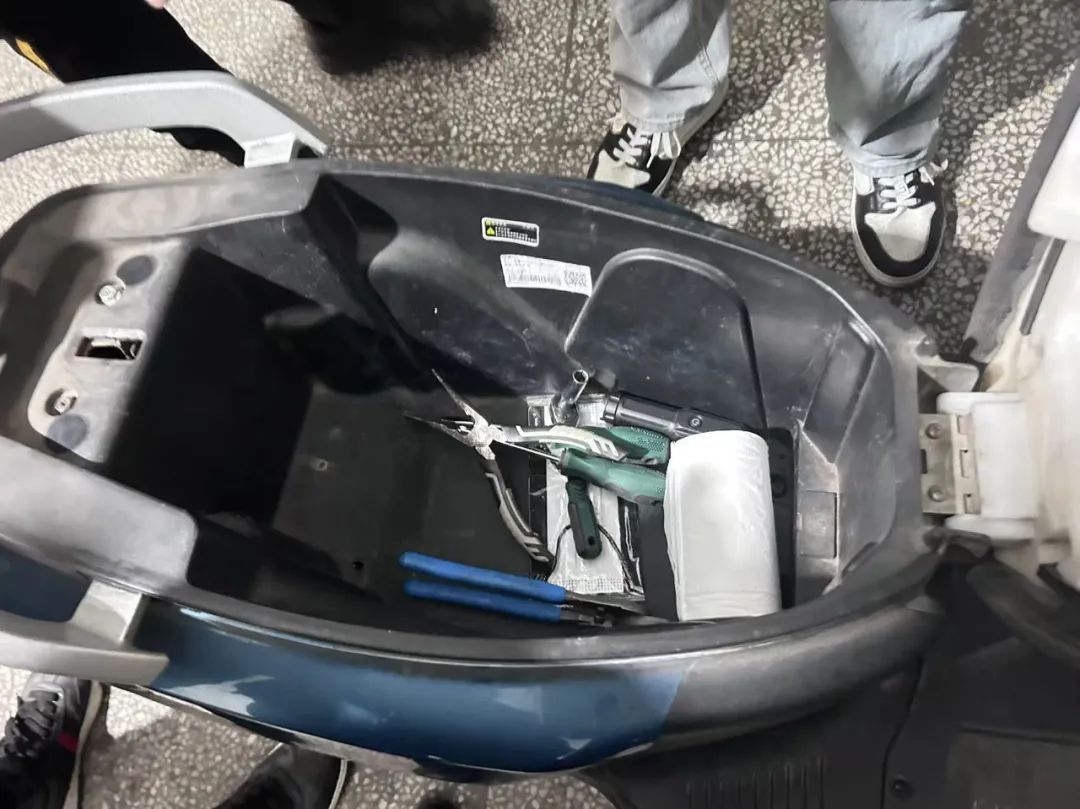 组团盗窃电瓶79块，整整齐齐被刑拘！