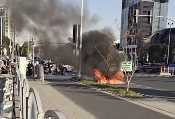 上海突发！一轿车当街迅速起火，车头被明火吞噬...现场黑烟滚滚