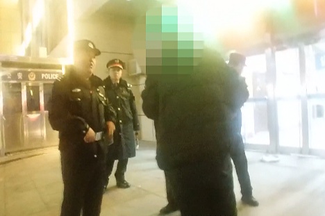 买不上车票，半夜三更砸车站？一男子被拘！