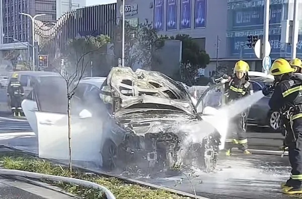 上海突发！一轿车当街迅速起火，车头被明火吞噬...现场黑烟滚滚