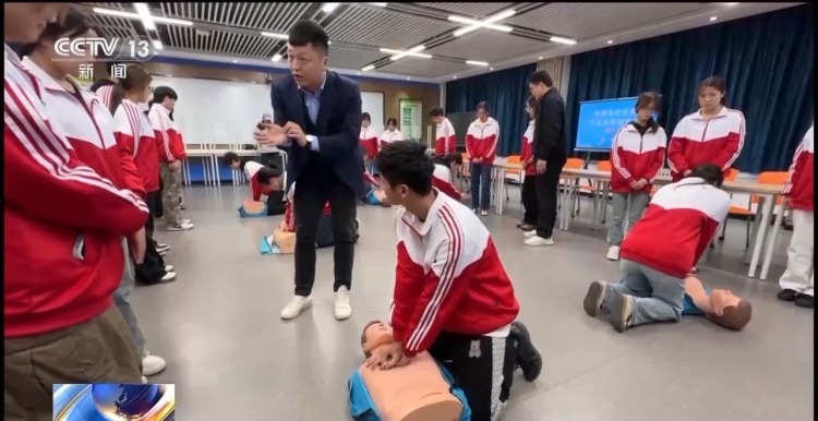 老师上课途中突然晕倒 学生抓住黄金4分钟成功施救 老师上课途中突然晕倒 学生抓住黄金4分钟成功施救