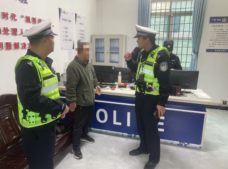 女孩报警称被绑架上了高速，民警将其解救后，竟有反转……