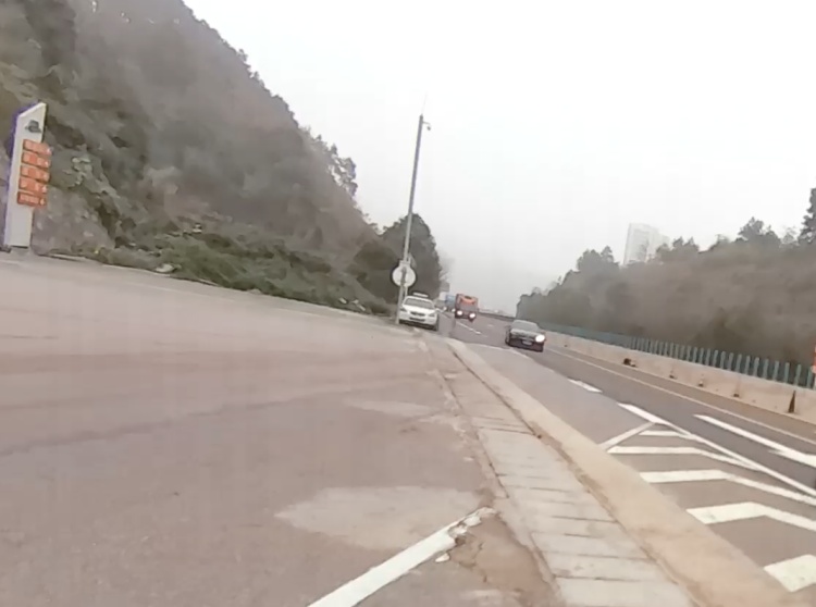 女孩报警称被绑架上了高速，民警将其解救后，竟有反转……