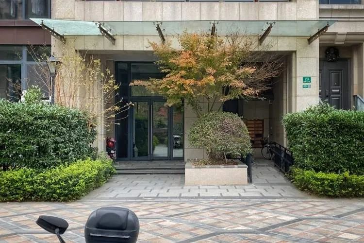 “这房子再不修,迟早会出人命”……上海一高档小区高危频发,业主胆颤心惊 “这房子再不修,迟早会出人命”……上海一高档小区高危频发,业主胆颤心惊