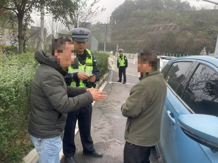 女孩报警称被绑架上了高速，民警将其解救后，竟有反转……