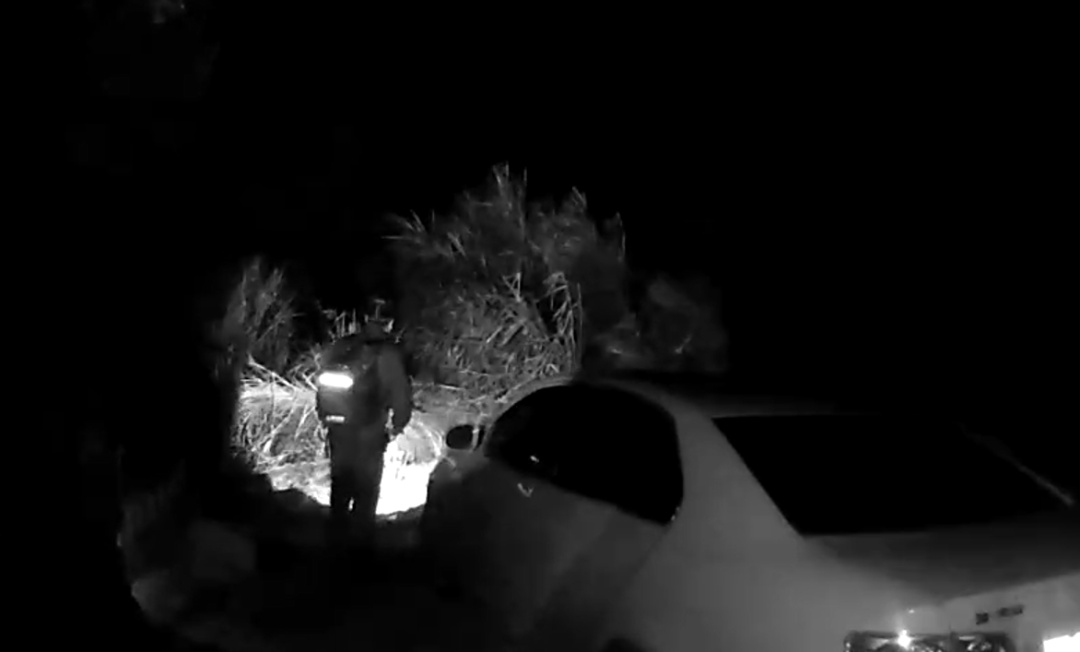 警服做的担架？网友直呼：安全又温暖！