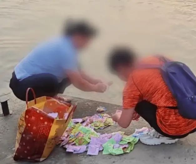 河边放生成袋大米？这些离奇放生谁来管
