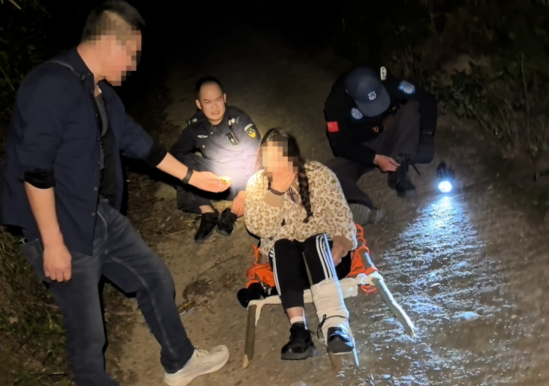 警服做的担架？网友直呼：安全又温暖！