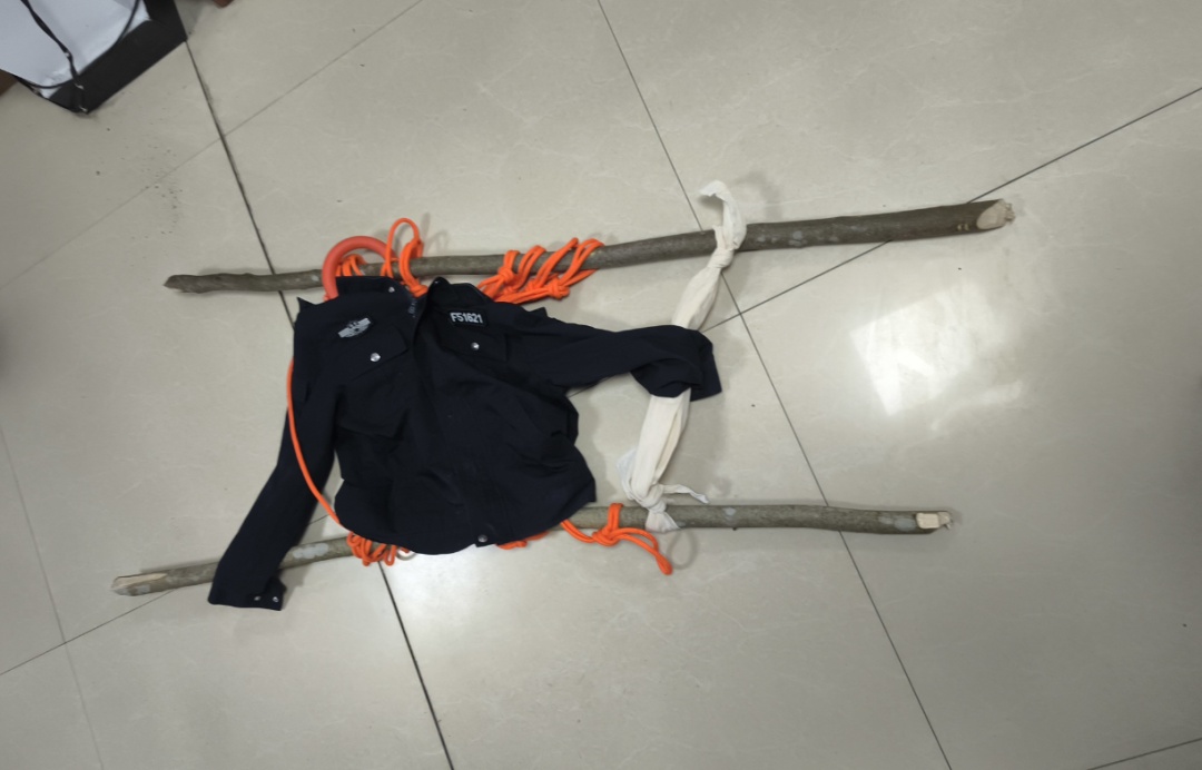 警服做的担架？网友直呼：安全又温暖！