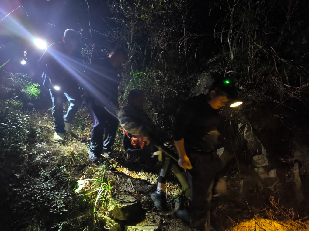 警服做的担架？网友直呼：安全又温暖！